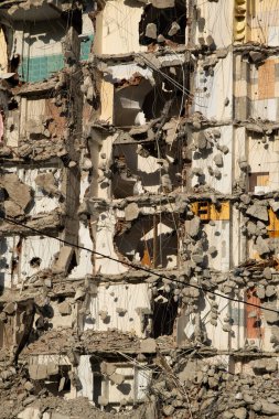 30 Ekim 2020 'de İzmir' de meydana gelen deprem sonrası hasar gören bina dokusu yıkıma hazır.