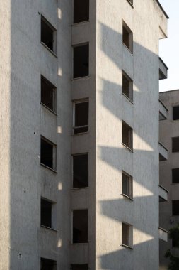 İzmir, Türkiye - 22 Haziran 2021: 30 Ekim 2020 'de İzmir' de meydana gelen deprem sonrası yıkım için boş ve hasarlı bina hazır