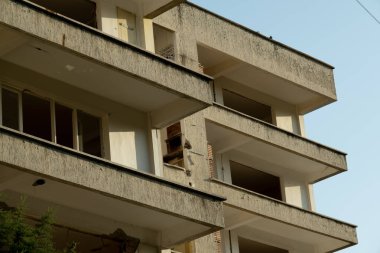 İzmir, Türkiye - 22 Haziran 2021: 30 Ekim 2020 'de İzmir' de meydana gelen deprem sonrası yıkım için boş ve hasarlı bina hazır