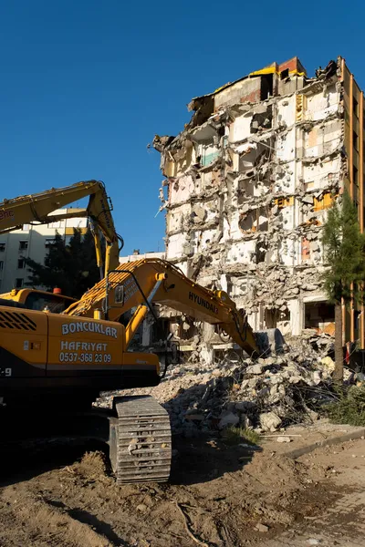 Izmir Turecko Června 2021 Dekonstrukce Poškozené Budovy Demoličním Strojem Zemětřesení — Stock fotografie