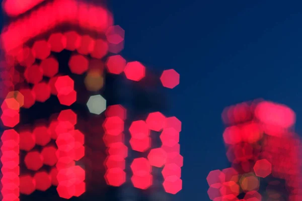 夕暮れ時の青い空に赤い色のボケの背景 — ストック写真