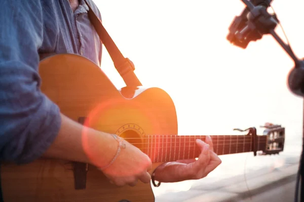 Detailní Záběr Pouliční Hudebník Hrající Klasickou Kytaru Při Západu Slunce — Stock fotografie