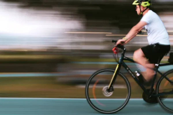 Ein Junger Mann Fährt Fahrrad Bewegungsunschärfe — Stockfoto