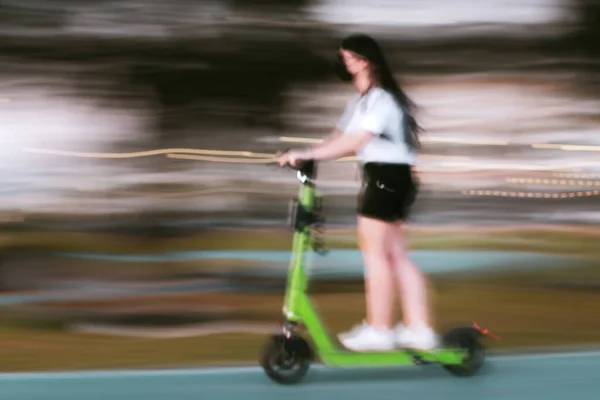 Een Jonge Vrouw Rijdt Een Scooter Beweging Wazig Beeld — Stockfoto
