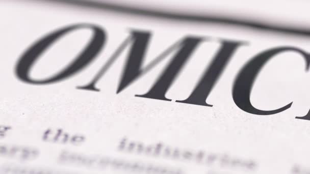 奥米克隆写的报纸的特写镜头与文字接近 — 图库视频影像