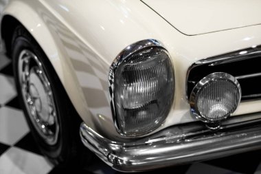 İzmir, Türkiye - 21 Haziran 2021: İzmir 'de 1968' de Almanya 'da üretilen Mercedes-Benz' in Pagoda 280 SL 'lik inci arabasının yakın çekimi..