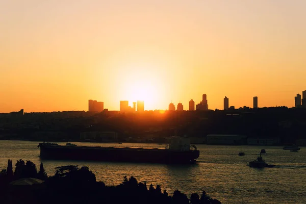 Sonnenuntergang Hinter Gebäuden Istanbul Silhouetten Bauen Das Schiff Auf Dem — Stockfoto