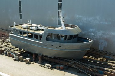 İstanbul, Türkiye 15 Temmuz 2021: Tersanede gaz gemisi. Vinçler tersanede. Türkiye 'de editör fotoğrafı