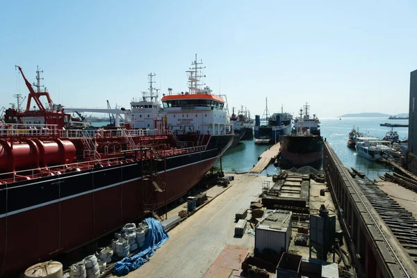 トルコのイスタンブール2021年7月15日 造船所のガス船 船の赤いガスタンク スタンブールでの編集ショットトルコ — ストック写真