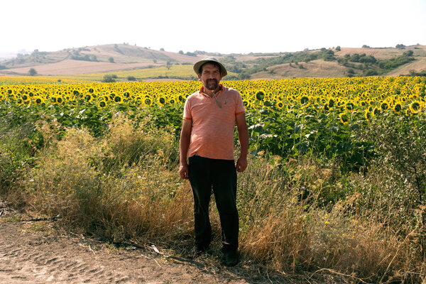 Стамбул, Турция - 15 июля 2021 года: Портрет фермера на подсолнечном поле. Редакционная статья в Стамбуле.