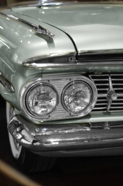İzmir, Türkiye - 21 Haziran 2021: 1959 yılında üretilen Chevrolet Impala beyaz otomobilinin yakın çekimi. İzmir 'de Editör Fotoğrafı.
