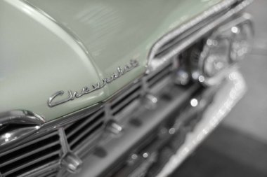 İzmir, Türkiye - 21 Haziran 2021: 1959 yılında üretilen Chevrolet Impala beyaz otomobilinin yakın çekimi. İzmir 'de Editör Fotoğrafı.
