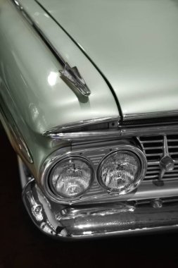İzmir, Türkiye - 21 Haziran 2021: 1959 yılında üretilen bir Chevrolet Impala beyaz otomobiline yakın çekim. İzmir 'de Editör Fotoğrafı.