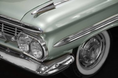 İzmir, Türkiye - 21 Haziran 2021: 1959 yılında üretilen Chevrolet Impala beyaz otomobilinin yakın çekimi. İzmir 'de Editör Fotoğrafı.