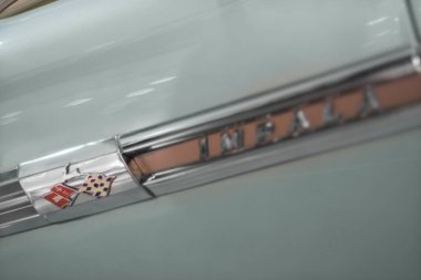 İzmir, Türkiye - 21 Haziran 2021: 1959 'da üretilen Chevrolet Impala' nın isim plakasının yakın çekimi. İzmir 'de Editör Fotoğrafı.