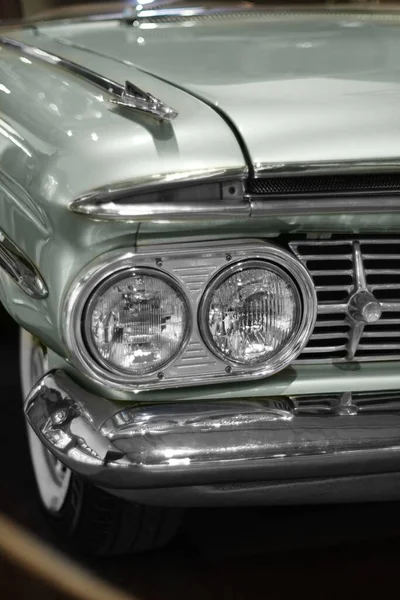 İzmir, Türkiye - 21 Haziran 2021: 1959 yılında üretilen Chevrolet Impala beyaz otomobilinin yakın çekimi. İzmir 'de Editör Fotoğrafı.