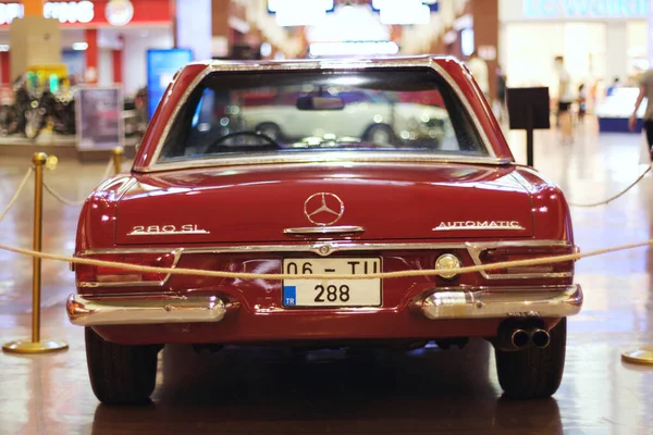 Izmir Turkiet Juni 2021 Bakifrån Mercedes 280 Röd Bil Som — Stockfoto