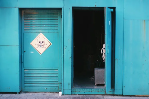 ターコイズ色の産業用ドア頭蓋骨の危険標識 — ストック写真