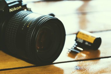 Mugla, Türkiye - 6 Eylül 2021: Nikon FM analog kamera ve Kodacolor 35mm ISO film yakın çekim. Resimli editör fotoğrafı..
