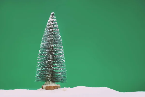 Çam Ağacı Biraz Kar Eşliğinde Yeşil Arka Planda — Stok fotoğraf