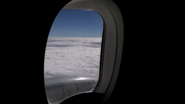 飛行機とエンジンの翼を持つ商業用飛行機の窓からの雲のタイムラプス映像 — ストック動画