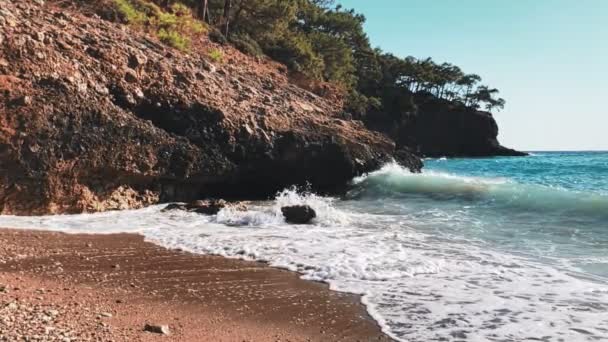 Imágenes Cámara Lenta Olas Estrellándose Contra Rocas Bahía Kabak Fethiye — Vídeos de Stock