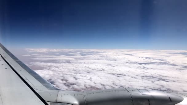 Xcloud平面とエンジンの翼を持つ商業機からの眺め — ストック動画