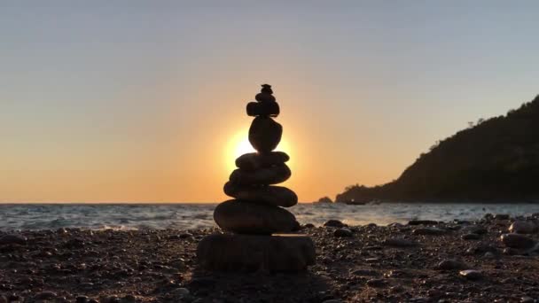 Close Footage Consecutive Stacked Stones Beach Sunset — Stock Video