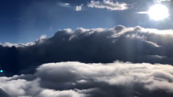 Κλείστε Πλάνα Από Σύννεφα Από Παράθυρο Ενός Εμπορικού Αεροπλάνου — Αρχείο Βίντεο