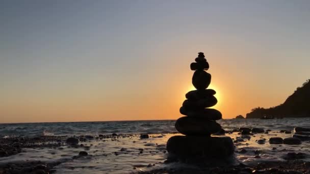 Close Footage Consecutive Stacked Stones Beach Sunset — Stockvideo
