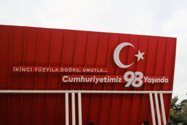 Türkiye Cumhuriyeti 'nin 98. kuruluş yıldönümünü kutlayan Türk bayrağıyla kırmızı duvar