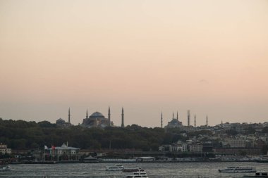 İstanbul, Türkiye - 30 Ekim 2021: Ayasofya ve Mavi Cami Sultanahmet silueti. Karaköy 'den çekilmiş. İstanbul Türkiye 'de editör fotoğrafı.