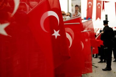 İstanbul, Türkiye - 29 Ekim 2021: Cumhuriyet Günü 'nün 29 Ekim' inde Türkiye Cumhuriyeti bayrağını taşıyan insanlar.