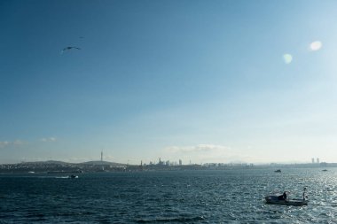 Gökyüzü açık İstanbul Boğazı sahnesi.