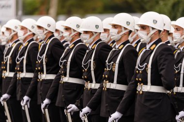 İstanbul, Türkiye - 29 Ekim 2021: 29 Ekim 'de Türkiye Cumhuriyeti bayramında tüfeklere bağlı öğrenci birliği. İstanbul Türkiye 'de editör fotoğrafı.
