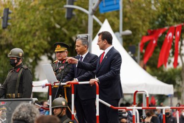 İstanbul, Türkiye, 29 Ekim 2021: İstanbul Belediye Başkanı Ekrem İmamoğlu, İstanbul Valisi Ali Yerlikaya ve 1. Ordu Komutanı Korgeneral Kemal Yeni 29 Ekim Cumhuriyet Günü kutlamaları için düzenlenen geçit törenindeler. İstanbul 'da editör çekimi.