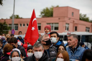 İstanbul, Türkiye - 29 Ekim 2021: 29 Ekim 'de Türkiye Cumhuriyeti bayrağını taşıyan küçük kız çocuğu. İstanbul 'da editör çekimi.