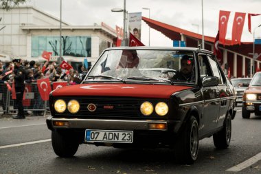 İstanbul, Türkiye - 29 Ekim 2021: 1980 Fiat abarth 131 's geçit töreni 29 Ekim' de Türkiye Cumhuriyeti, Klasik otomobil geçit töreni anı.
