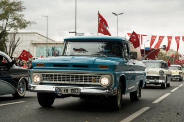 İstanbul, Türkiye - 29 Ekim 2021: Türkiye cumhuriyet günü kutlamalarında Chevrolet eski kamyonet.