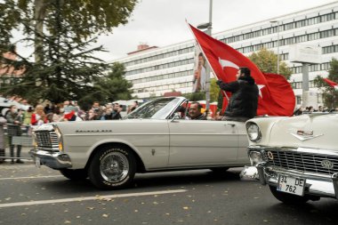 İstanbul, Türkiye - 29 Ekim 2021: Chevrolet klasik araba ve Chevrolet 210 Ekim Cumhuriyet Günü. Türkiye cumhuriyet gününde klasik otomobil geçidi.