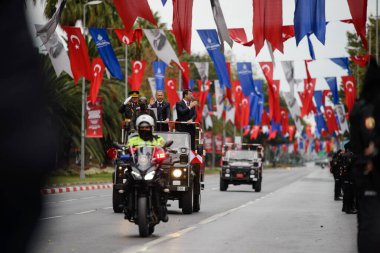 İstanbul, Türkiye, 29 Ekim 2021: İstanbul Belediye Başkanı Ekrem İmamoğlu, İstanbul Valisi Ali Yerlikaya ve 1. Ordu Komutanı Korgeneral Kemal Yeni 29 Ekim Cumhuriyet Günü kutlamaları için düzenlenen geçit törenindeler. İstanbul 'da editör çekimi.