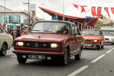 İstanbul, Türkiye - 29 Ekim 2021: 1967 'de üretilen Anadol kırmızı otomobilinin ön görüntüsü. Antika otomobil federasyonu. Türkiye Cumhuriyet Günü kutlamalarında.