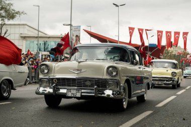 İstanbul, Türkiye - 29 Ekim 2021: Beyaz 1955 Chevrolet 210 Türkiye Cumhuriyeti Günü, Klasik otomobil geçit töreni anı.