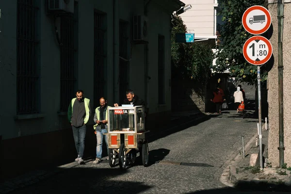 Estambul Turquía Octubre 2021 Vendedor Ambulante Calle Fatih Estambul Tiro —  Fotos de Stock