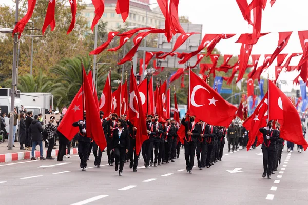 トルコ イスタンブール 2021年10月29日トルコ共和国の日を祝うためにトルコの国旗を掲揚する人々 10月 イスタンブールでの編集撮影 — ストック写真