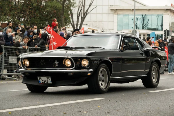 トルコのイスタンブール 2021年10月29日 黒のフロントビュー1965フォードマスタングGt 350 10月29日トルコの共和国の日 クラシックカーパレードの瞬間 — ストック写真