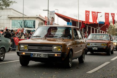 İstanbul, Türkiye - 21 Haziran 2021: 29 Ekim Cumhuriyet Günü 'nde 1980 Fiat abarth 131' lerin ön görüntüsü. İstanbul 'da Editör Vuruldu.