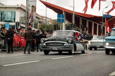 İstanbul, Türkiye - 29 Ekim 2021: 1955 yılında üretilen Buick Roadmaster marka siyah bir arabanın ön görüntüsü. Türkiye cumhuriyet gününde klasik otomobil geçidi.