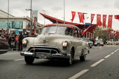 İstanbul, Türkiye - 29 Ekim 2021: Beyaz 1950 Oldsmobile Roket Geçidi 29 Ekim 'de Türkiye Cumhuriyeti, Klasik otomobil geçit töreni anı.