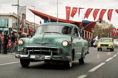 İstanbul, Türkiye - 29 Ekim 2021: Yeşil 1952 Chevrolet Deluxe 'nin 29 Ekim' de Türkiye cumhuriyet gününde ön görünümü, Klasik otomobil geçit töreni anı.